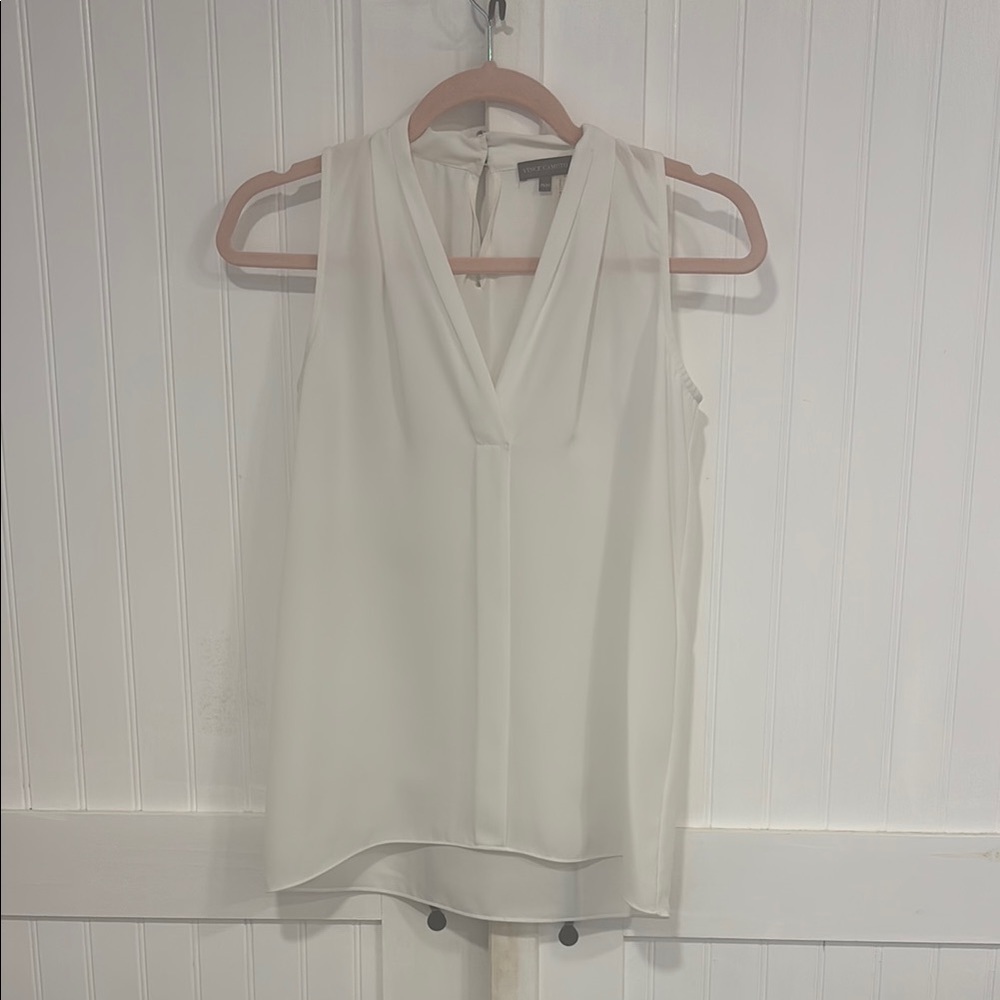 Vince Camuto Elegant White, v-neck, keyhole back Sleeveless Top size PXXS